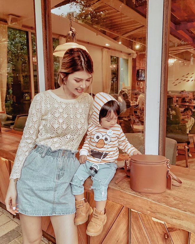 Hai mẹ con rất thường xuyên đi du lịch và chụp ảnh cùng nhau.