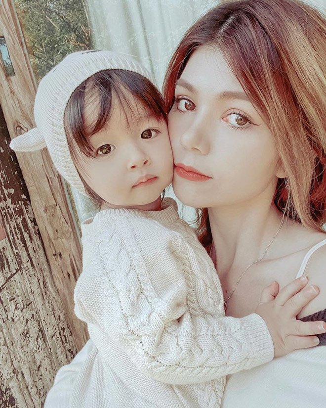 Con trai Kimberlly từng gây chú ý khi thừa hưởng nhiều nét đẹp của mẹ, nhất là làn da trắng hồng.