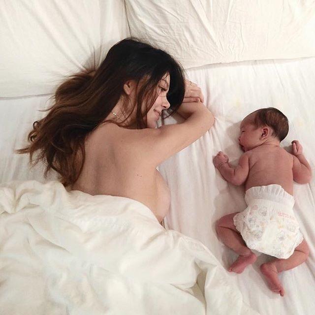 Cô chụp ảnh gợi cảm cùng con sơ sinh.