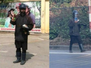 Tin tức - Hà Nội: Xuất hiện người mặc đồ đen bí ẩn, bôi mặt đen đứng cổng trường, mời HS xúc xích
