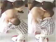 Làm mẹ - 9 tuổi chưa cai sữa, bé trai vạch áo mẹ bú ngay giữa khu trung tâm thương mại