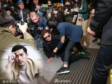 Hình ảnh bố Cao Dĩ Tường ngã quỵ trong lễ tang của con trai làm fan đau lòng