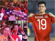 Giải trí - Sao Việt bày đồ ăn la liệt, ngồi bệt trong hậu trường show mừng U22 Việt Nam vào bán kết