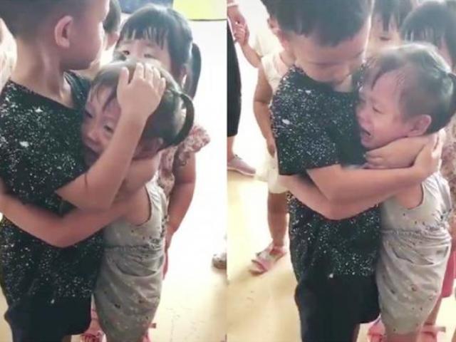 Em gái khóc nức nở vì xa mẹ ngày đầu đi học, anh trai vội ôm, xoa đầu dỗ dành