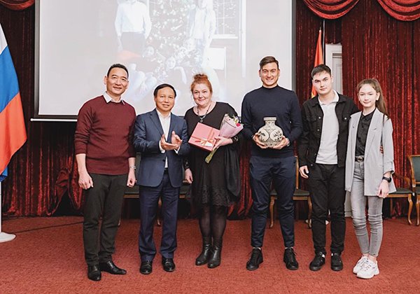 Mới 12 tuổi, em gái thủ thành Đặng Văn Lâm đã trổ mã với vẻ đẹp lai xinh xắn - 7