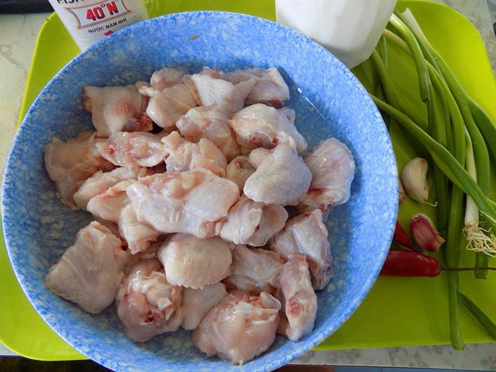 Ngon miệng, trôi cơm bất ngờ với món ăn chưa ai nấu thử: Gà kho cùi dừa - 1