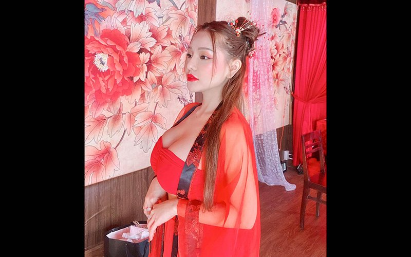 Mon 2K gắn liền với hình ảnh hot girl ăn mặc bạo dạn nhất nhì mạng xã hội Việt, cô thường có những màn khoe ngực táo bạo đến mức phản cảm khiến cộng đồng mạng chê trách. 
