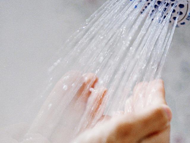 Tắm nước nóng khi trời lạnh có thể gây vô sinh, giết tinh trùng và lý giải của chuyên gia