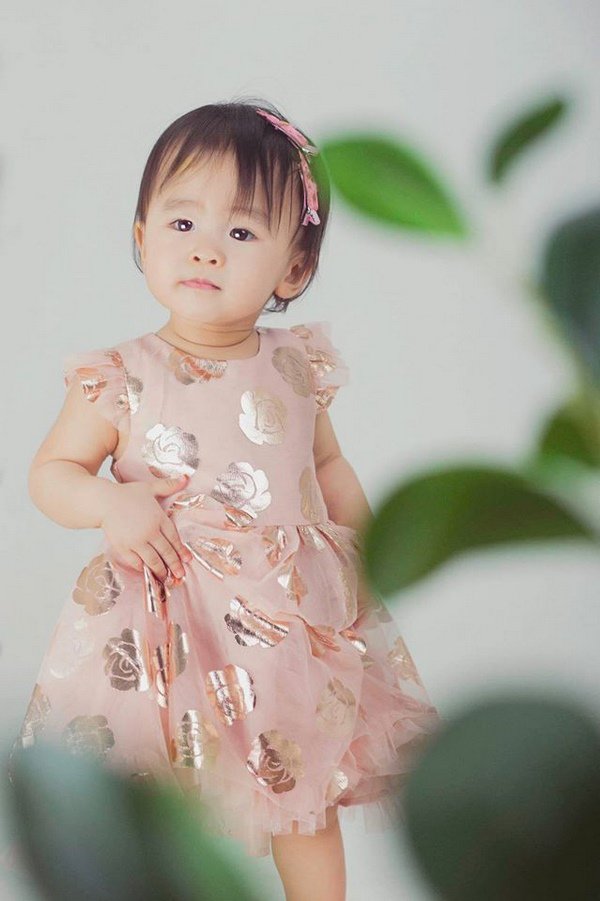 Mẹ suốt ngày diện váy điệu thế này, bảo sao con gái Tú Vi lúc nào cũng như công chúa - 12
