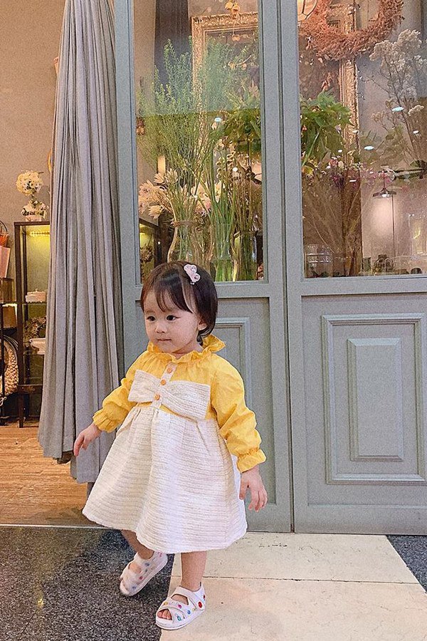 Mẹ suốt ngày diện váy điệu thế này, bảo sao con gái Tú Vi lúc nào cũng như công chúa - 11