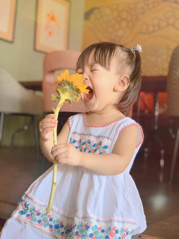 Mẹ suốt ngày diện váy điệu thế này, bảo sao con gái Tú Vi lúc nào cũng như công chúa - 10