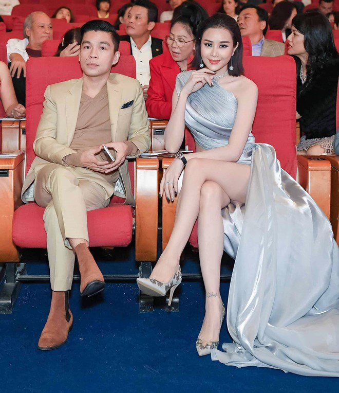Sella Trương khoe dáng trên thảm đỏ Hoa hậu Hoàn vũ với váy xẻ đùi gợi cảm - 3