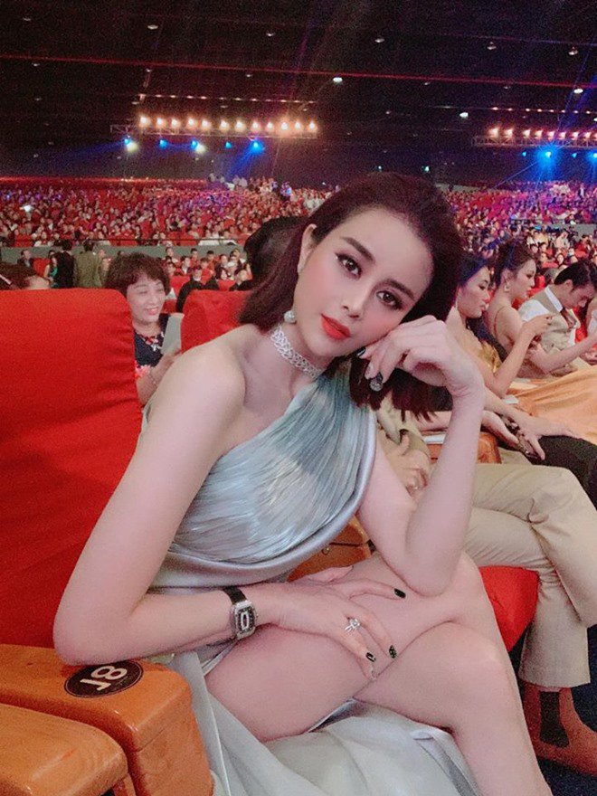 Sella Trương khoe dáng trên thảm đỏ Hoa hậu Hoàn vũ với váy xẻ đùi gợi cảm - 2