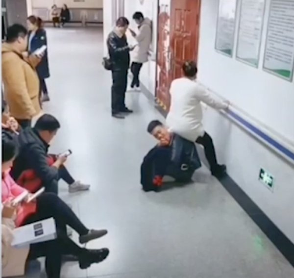 Vợ bầu chờ khám mệt mỏi, chồng lấy lưng làm ghế khiến dân mạng xuýt xoa khen - 2
