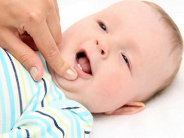 Trẻ 8 tháng chưa mọc răng: Nguyên nhân và biến chứng
