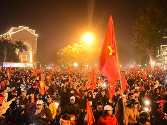 Live: Triệu người hâm mộ xuống đường đi bão, nhiều tuyến đường tắc nghẽn