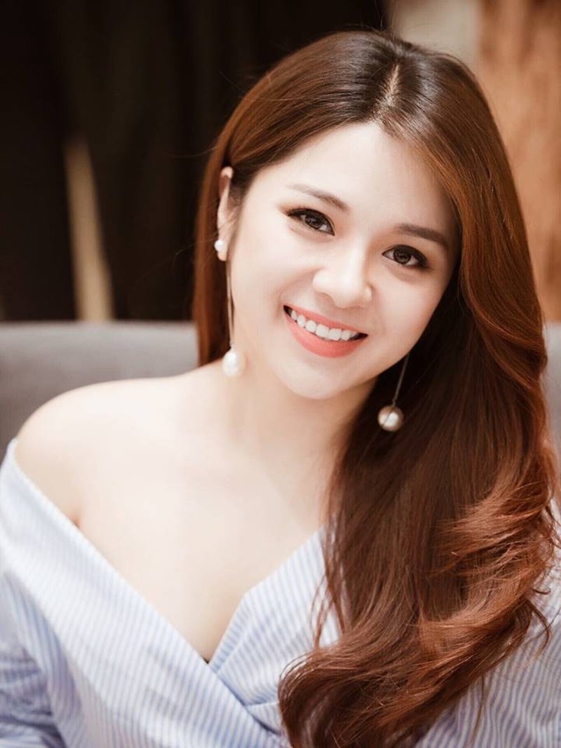 Cô gái Hà Nội này tốt nghiệp Đại học Kinh tế quốc dân, chuyên ngành Quản trị Kinh doanh Tổng hợp rồi bén duyên với nghề MC - BTV truyền hình.
