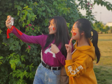 CĐV đặc biệt chờ đón đội tuyển Việt Nam: Cô gái hụt hẫng khi hay tin Văn Hậu không về