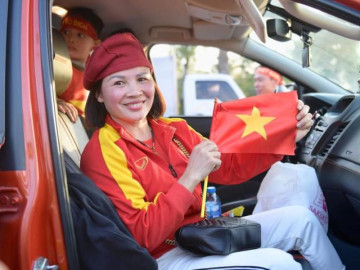 Tin tức 24h: Mẹ Quang Hải dẫn “dàn xe độc đáo” đón con trai và U22 Việt Nam về nước