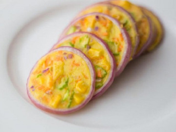 Đổ trứng vào hành tây, tưởng công cốc mà có món bánh hấp dẫn khiến con thích mê