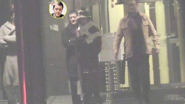 Ngôi sao 24/7: Cho con gái đi du học, amp;#34;ông bố quốc dânamp;#34; ở nhà thay bồ như thay áo? - 1