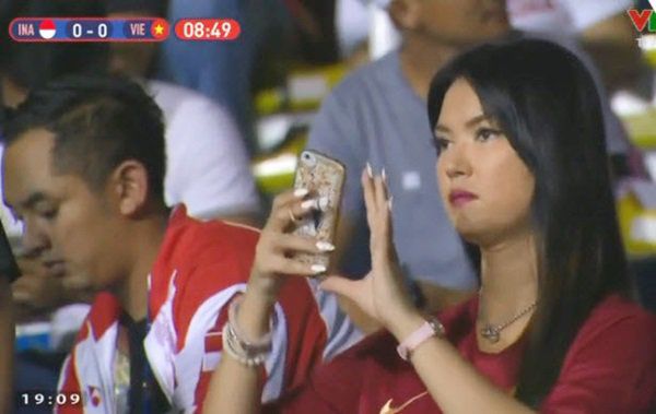 Ngôi sao 24/7: Cho con gái đi du học, amp;#34;ông bố quốc dânamp;#34; ở nhà thay bồ như thay áo? - 4