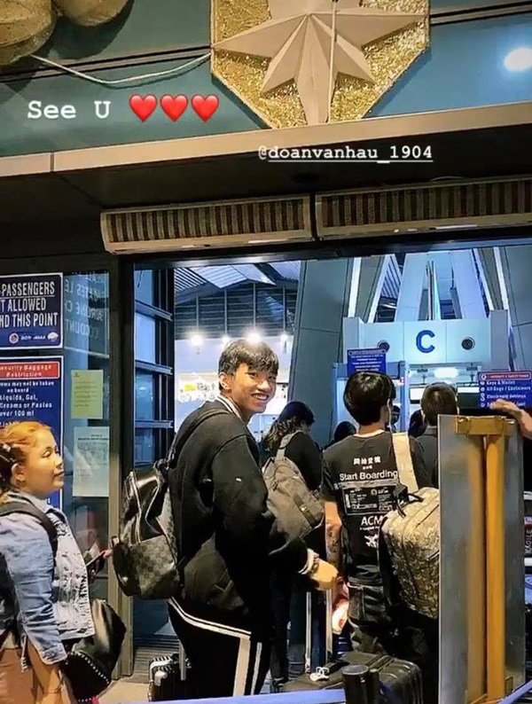 Văn Hậu quyến luyến chia tay bạn gái, hôn môi xa trước khi lên máy bay sang Hà Lan - 2
