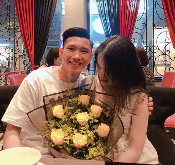 Văn Hậu quyến luyến chia tay bạn gái, hôn môi xa trước khi lên máy bay sang Hà Lan - 1