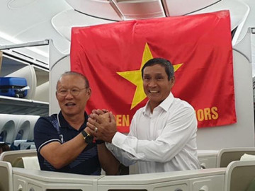 Hình ảnh ấn tượng ngày đón U22: Thầy Park nắm chặt tay HLV Mai Đức Chung trên chuyến bay “vàng”