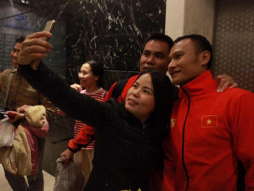 Fan “đột nhập” khách sạn chụp ảnh cùng thầy Park và tuyển thủ U22 Việt Nam