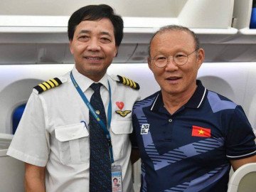 Cơ trưởng chuyến bay chở các nhà vô địch kể những chuyện lạ