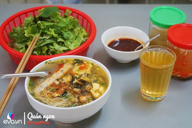 U60 bán bún ốc chuối đậu gần 30 năm trong ngách nhỏ, ngày nào cũng ùn ùn khách - 3