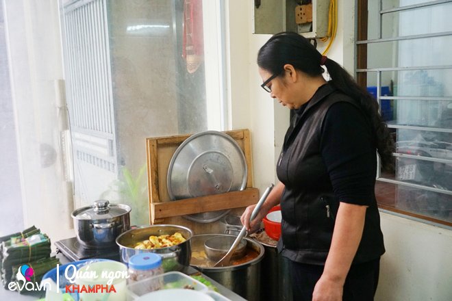 U60 bán bún ốc chuối đậu gần 30 năm trong ngách nhỏ, ngày nào cũng ùn ùn khách - 2