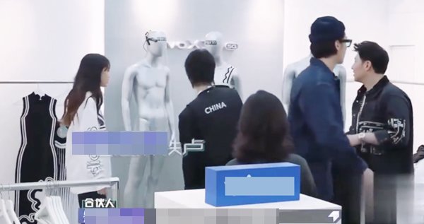 Không riêng gì Huỳnh Hiểu Minh, Angelababy cũng bị chỉ trích lười biếng, thích chỉ đạo - 1