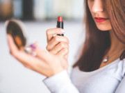 Sức khỏe - 90% mỹ phẩm của bạn có thể bị nhiễm siêu vi khuẩn nguy hiểm nếu không làm điều này