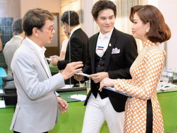 Nhạc sĩ Đức Huy hướng dẫn Vũ Mạnh Cường cách nói dí dỏm, Ngọc Sơn cũng nhiệt tình chỉ bảo