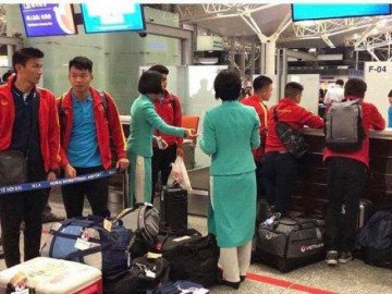 Nửa đêm, các tuyển thủ U23 Việt Nam lỉnh kỉnh xách hành lý sang Hàn Quốc tập huấn