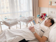 Giải trí - MC Thành Trung vào bệnh viện chăm con sinh đôi, bạn bè bật cười vì khoảnh khắc "khó đỡ" này!