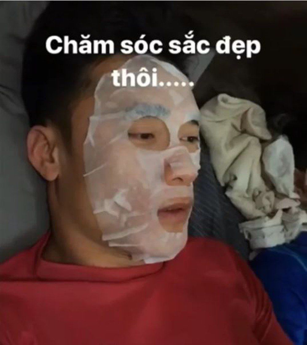 Hăng hái trên sân cỏ, hội cầu thủ Việt Nam hàng ngày vẫn chăm chút cho làn da của mình chẳng kém gì chị em.