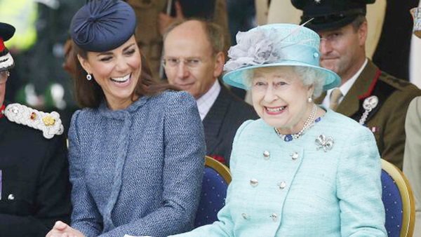 Meghan bị amp;#34;ghẻ lạnhamp;#34;, chị dâu cả Công nương Kate được Nữ hoàng Anh nâng niu - 2