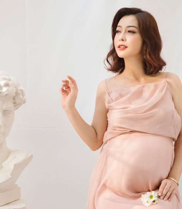 Soi bụng bà đẻ Jennifer Phạm, Nhã Phương, dân tình trầm trồ với phần ai cũng muốn giấu nhẹm - 1