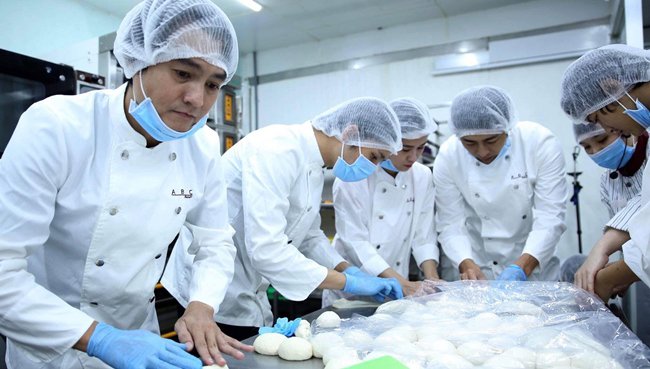 Đang hôn mùi mẫn, Nhật Kim Anh và Cao Minh Đạt vội tách ra vì một câu của đạo diễn - 6