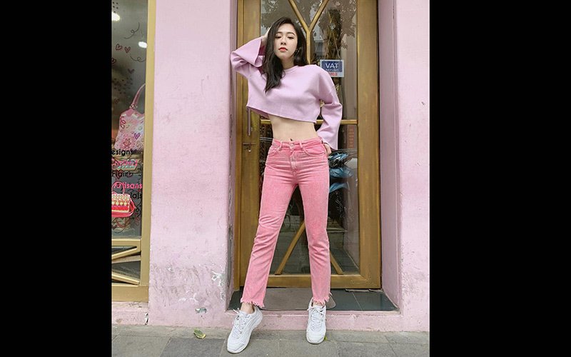 Ngày thường Hà My cũng ưa chuộng phong cách thời trang sexy, năng động như crop top, quần skinny jeans tông màu hồng ngọt ngào. 
