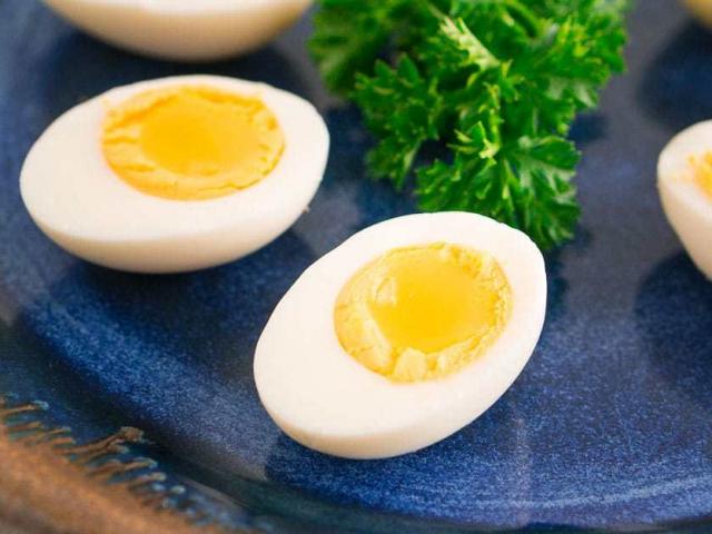 Luộc trứng nhớ thêm một loại nguyên liệu quen thuộc, trứng nào cũng thơm ngậy, dễ bóc, tròn trĩnh