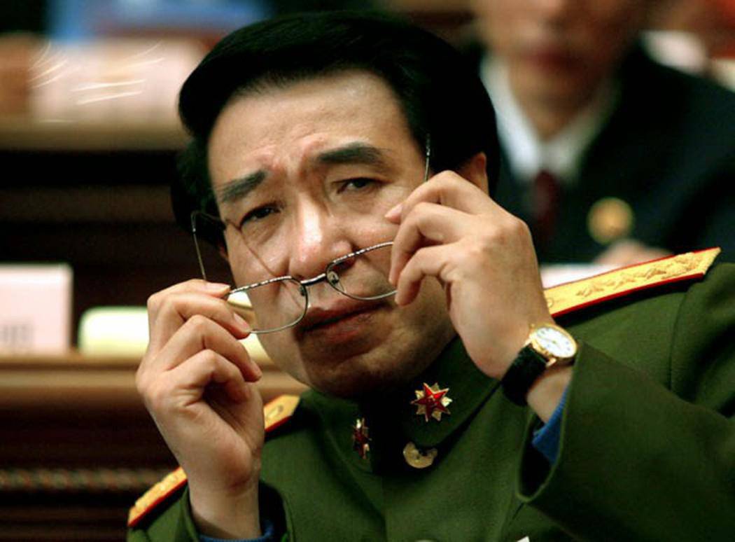 quan tham tq 50 nam gia ngoc nhung vo vet ca nui tai san, ngu voi con gai cap duoi - 4