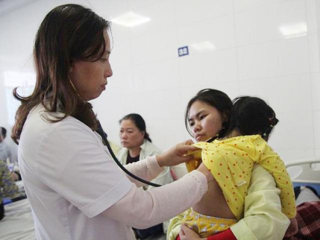 Trẻ ồ ạt nhập viện, thuốc điều trị cúm tăng từ 45.000 đến 180.000 đồng/viên vẫn không có để bán
