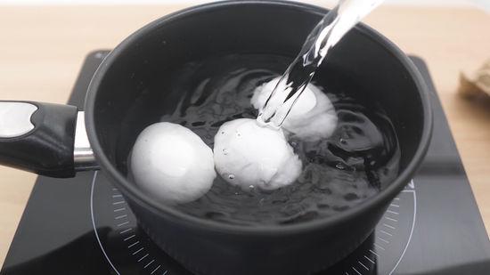 Luộc trứng nhớ thêm một loại nguyên liệu quen thuộc, trứng nào cũng thơm ngậy, dễ bóc, tròn trĩnh - 3