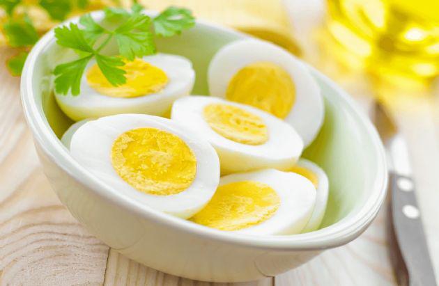 Luộc trứng nhớ thêm một loại nguyên liệu quen thuộc, trứng nào cũng thơm ngậy, dễ bóc, tròn trĩnh - 4