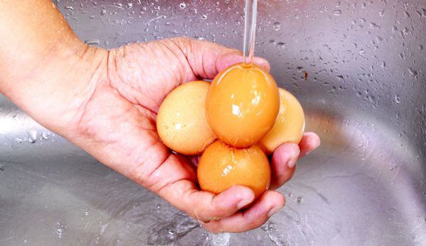 Luộc trứng nhớ thêm một loại nguyên liệu quen thuộc, trứng nào cũng thơm ngậy, dễ bóc, tròn trĩnh - 1
