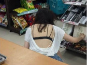 Tin tức - Mặc đồ hớ hênh hở cả mảng lưng và áo ngực, cô gái làm náo loạn siêu thị